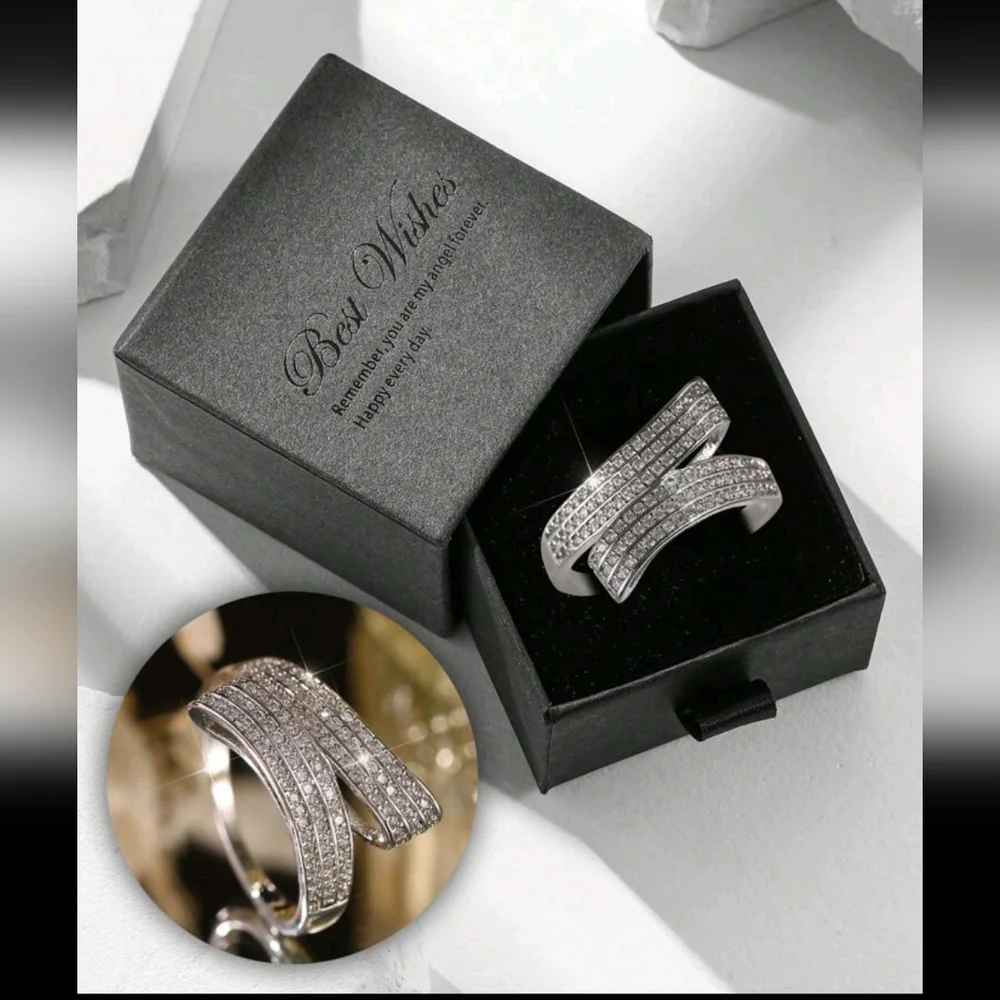 BRAND NEW ** Elegant Silver Diamond Women's Ring